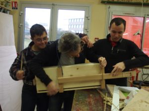 Création d'une guitare en bois par des jeunes de l'IME pendant l'atelier éco-artistique.