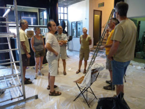 Travaux de peinture du hall de La Mure Cinéma théâtre par les bénévoles de l'association LMCT