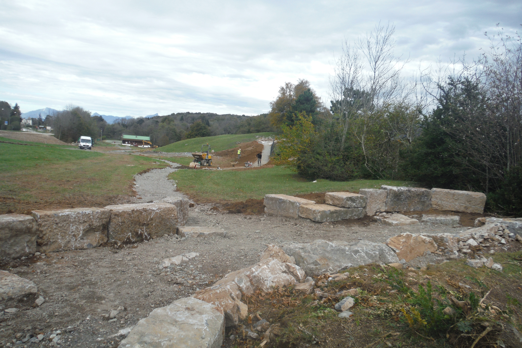 Travaux de la phase 1 d'aménagement paysagé de la prairie de la rencontre sur la route Napoléon