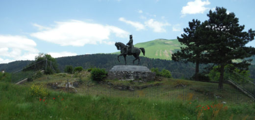 Statue de Napoléon à cheval sur le site de la Prairie de la rencontre route Napoléon