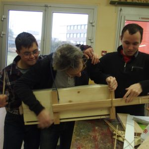 Création d'une guitare en bois par des jeunes de l'IME pendant l'atelier éco-artistique.